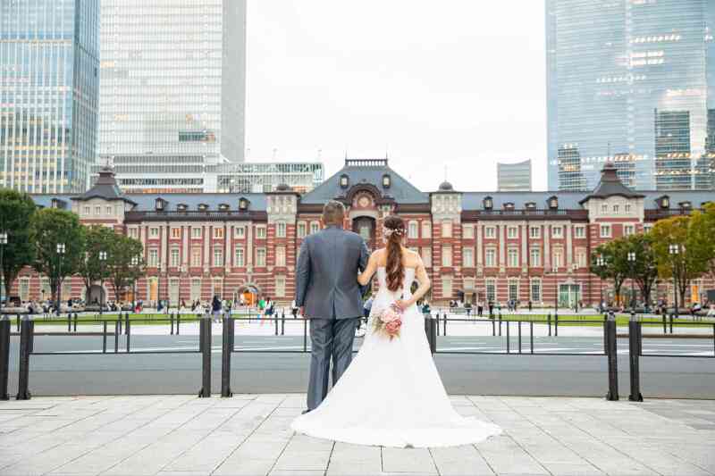 東京駅をバックに
