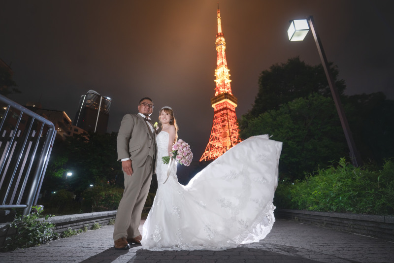 ドレスの裾を靡かせて