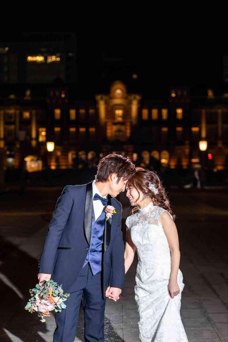 まずは東京駅をバックに…