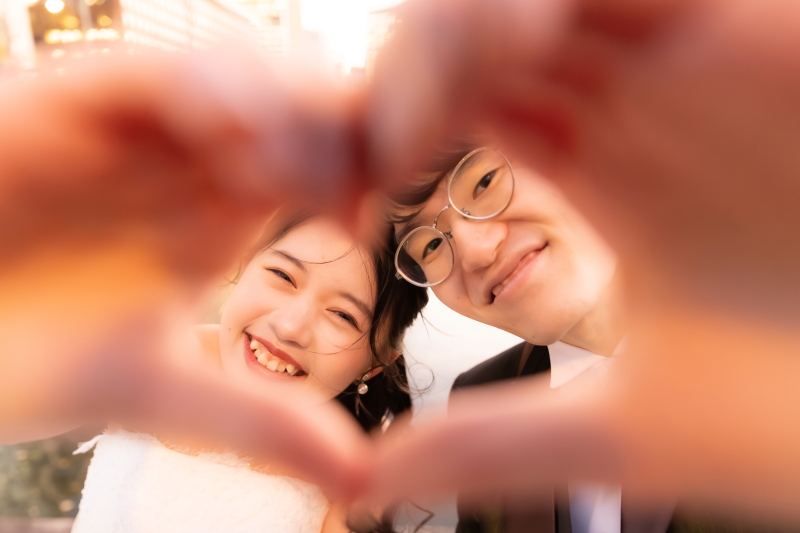 和田倉門横の縁に座ってハート撮影♡