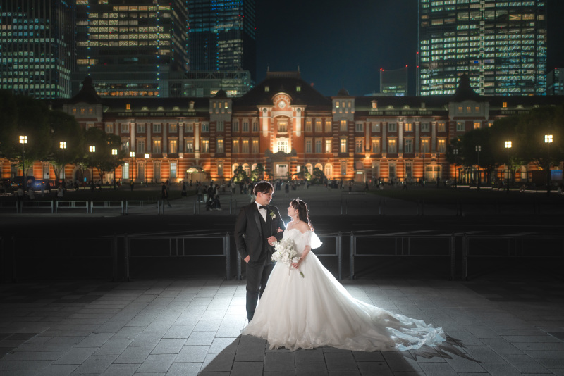 駅舎前で見つめ合いショット
