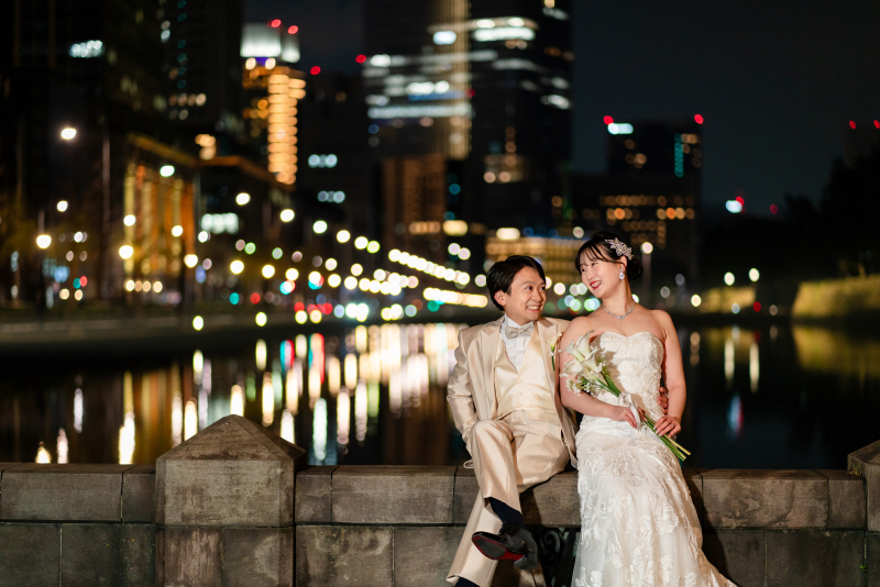 水面にきらめく街灯がロマンチックに