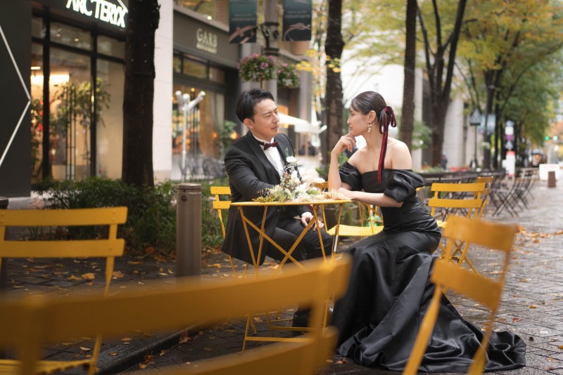 椅子に腰をかけて