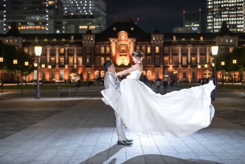 ドレスをなびかせて