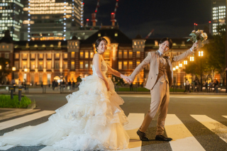 人々の行き交う場所でおふたりだけの撮影を