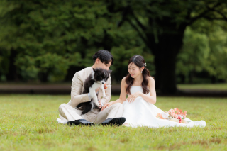 やわらかな木漏れ日と豊かな緑に包まれた、ナチュラルな表情。「この飾らない写真を見て代々木公園での撮影を決めた」とお話しくださるご新郎ご新婦様も多い大人気のカットです。おふたりらしい特別な瞬間を。
