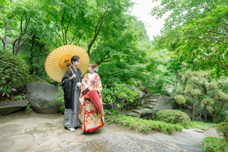 伝統的な日本庭園と四季の風情が織りなす、目白庭園での和装カット。「凛とした上質さに魅せられて」とお問い合わせいただくことも多い人気の一枚です。風情あふれる和の世界観を、ぜひご体験ください。