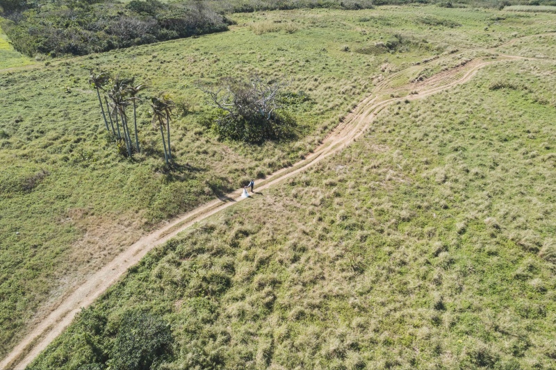 ドローンで撮影した空撮写真になります。遮るものがない広大なロケ地・大自然だからこそ撮影が叶う1枚です!ドローンフォトの特徴は、普段見ることのできない空からの景色を写真に残すことができる点です。