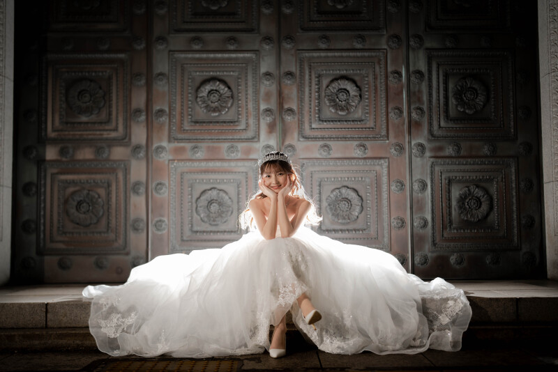 新婦様のソロショット大人気スポット『明治生命館』クラシカルな大ぶりなティラとヘアスタイルのバランスが抜群です!