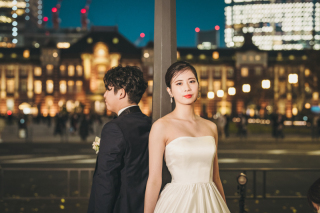 ライトアップした東京駅を背景に。日の入り直後の撮影だったため、完全に暗くなる前に撮影できた1枚です。ノスタルジックな東京駅・丸の内駅舎のシルエットを、新郎新婦様と一緒に写真におさめました。