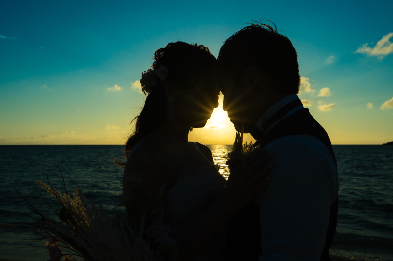 サンセットで撮影をしたシルエット写真です。屋外ロケーションでのシルエット写真は、写真の画角に空や夕日をおふたりのシルエットと共におさめることのできる幻想的な1枚になります!広角のアングルも素敵です◎