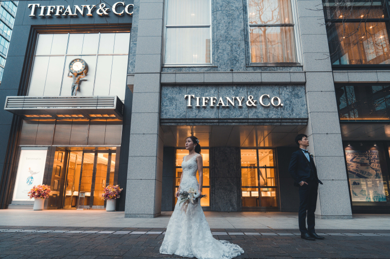 東京駅前・丸の内エリアにて撮影した1枚です。新郎新婦様の立ち位置や目線の方向にもこだわって撮影いたしました。ご希望のポーズや写真の雰囲気がありましたら、ぜひ一度ご相談ください！