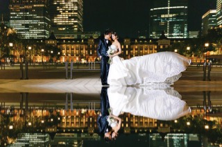 東京駅前でのナイト写真に、水面に反射したような「リフレクション加工」を施した1枚です。リフレクション加工は1枚から追加ご注文可能な為、ウェルカムボード用などのお写真に加工いただくことがおすすめです！