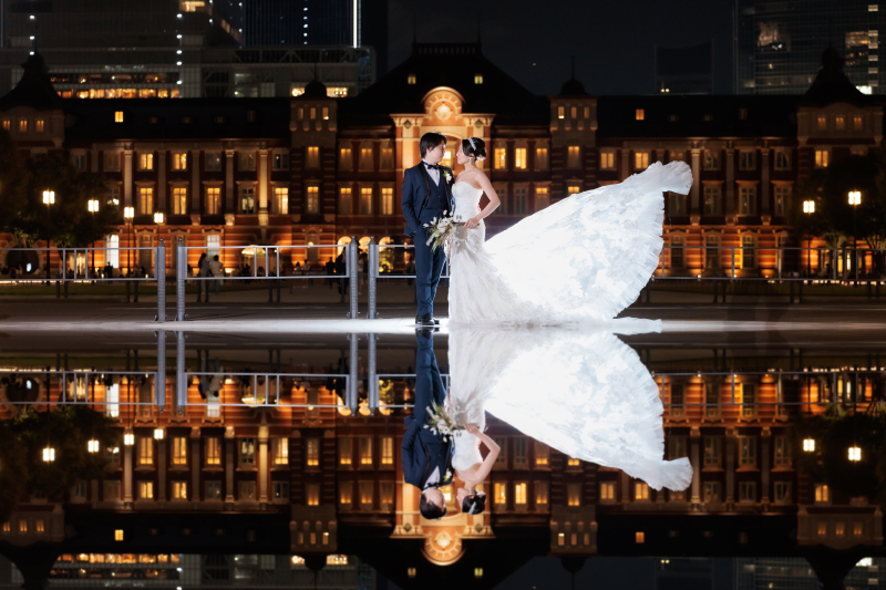 美しくダイナミックな東京駅舎前のリフレクションカット。「この写真を見て撮影を決めた」とお話しくださるご新郎ご新婦様も多い圧倒的人気の1枚です。水鏡が創り出す特別な世界観を、ぜひご体験ください。