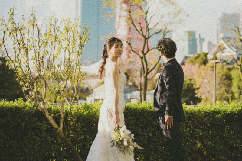 東京タワーを眺めている姿をおさめました。東京タワー全体を画角に入れた撮影のほかにも、このようなストリートスナップのような動きのある写真を撮影していきます。カメラマンがおふたりの自然な姿を撮影した1枚。