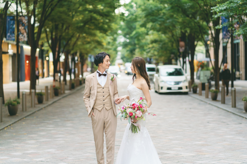 新緑の時期に丸の内エリアにて撮影をいたしました。冬季期間のナイト撮影ではイルミネーションもお楽しみいただける場所になります。木々の緑が色付き始める時期は、日中の明るいお時間の撮影もぜひご検討下さい!
