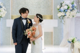 憧れの純白チャペルで、映画のワンシーンのような一枚を。運命のドレスを妥協せず選べる、ふたりだけの特別なウェディングフォト。