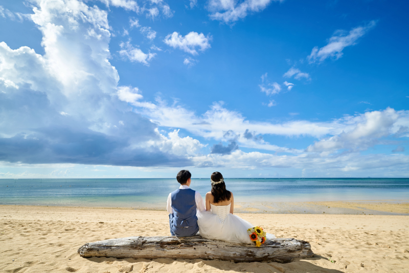 ウェディングドレスでもビーチ撮影は欠かせない!