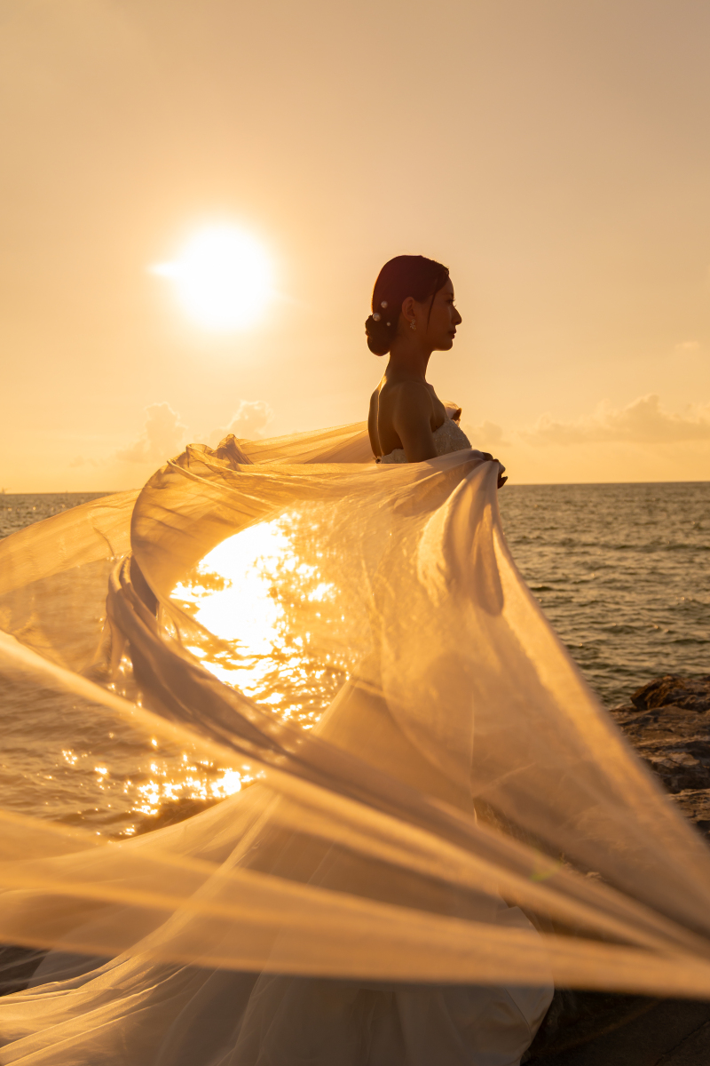 夕空に溶け込む花嫁のシルエット