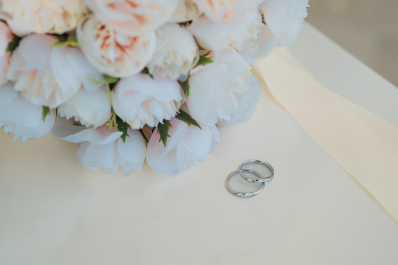 想いを映すブーケと指輪の特別な一枚
