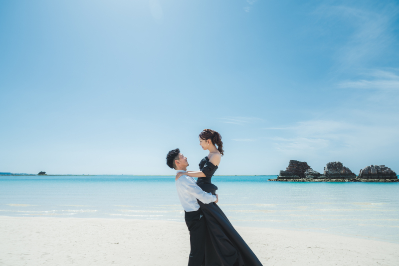 ご新婦様を抱き上げ見つめ合う王道ショット＾＾