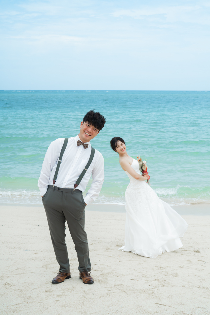 おふたりの笑顔と海がキラキラと眩しい素敵な一枚
