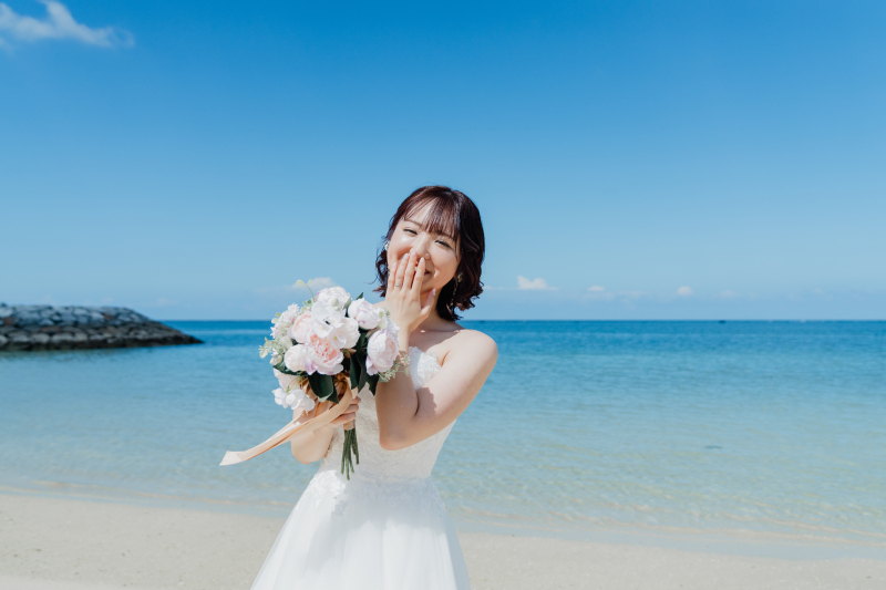 照れた笑顔がふわりほどける海辺のやさしいひととき