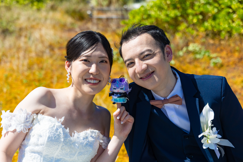 お気に入りを手に見せる自然な笑顔の触れ合い