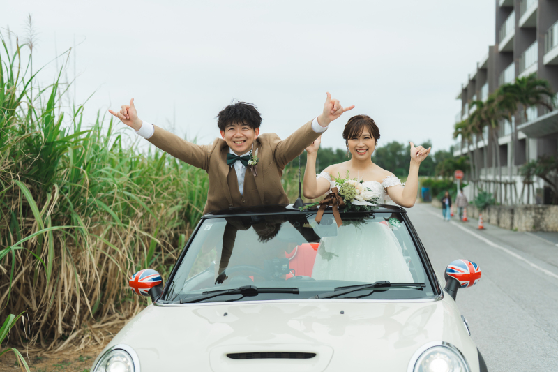 オープンカーに乗ってドラマのワンシーンのよう