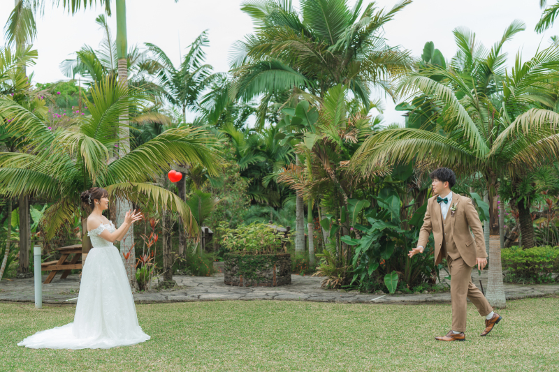 南国植物をバックに撮影できるのも沖縄の魅力