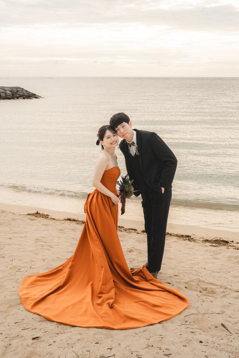 テラコッタのドレス×ブラックタキシードの相性◎