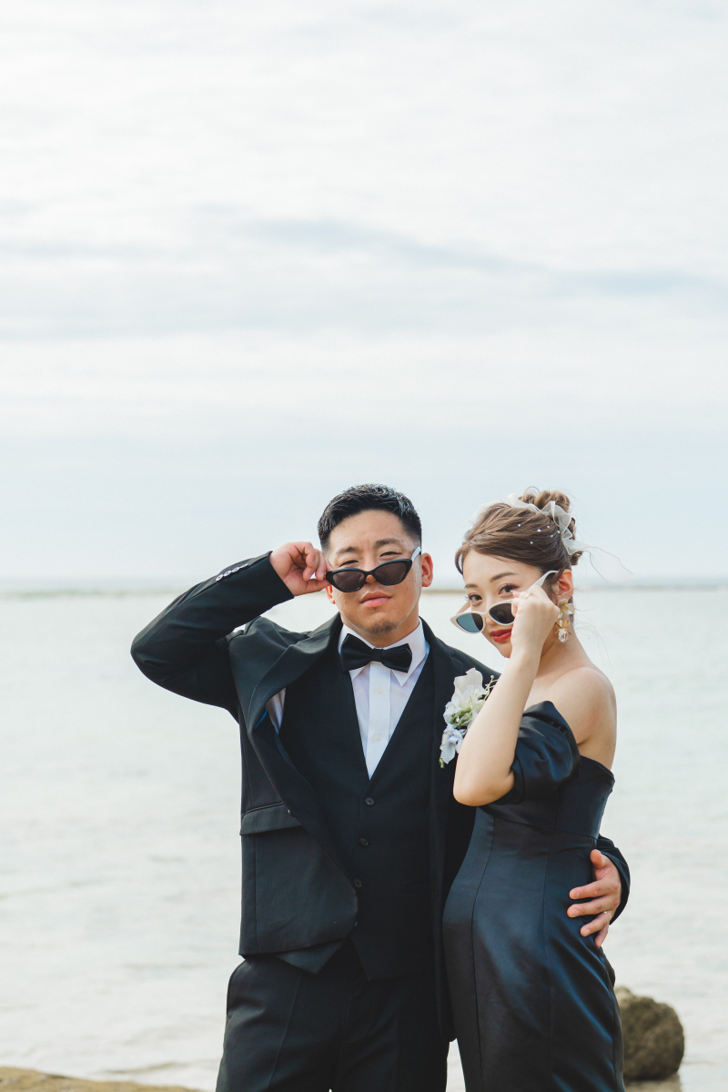 ブラックドレスとサングラスで決めポーズ＾＾