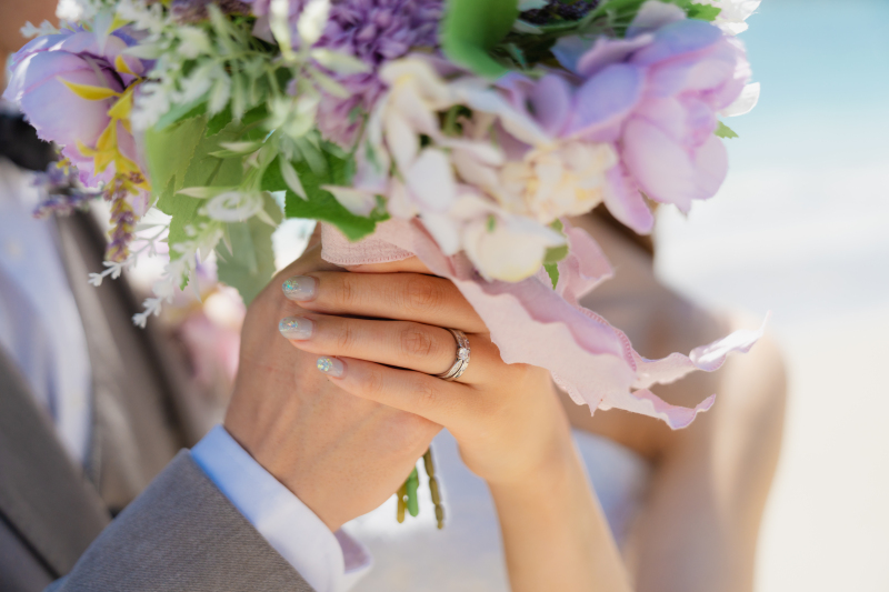 ブーケの優しい彩りをきらりと輝く指輪で華やかに