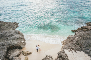 沖縄の自然を語る写真とお二人と