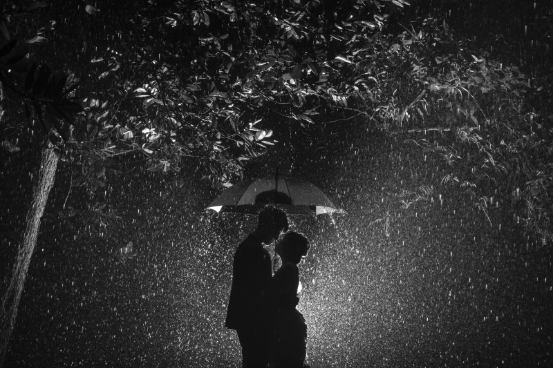 雨の粒がまるで満点の星のようなモノクロ写真に