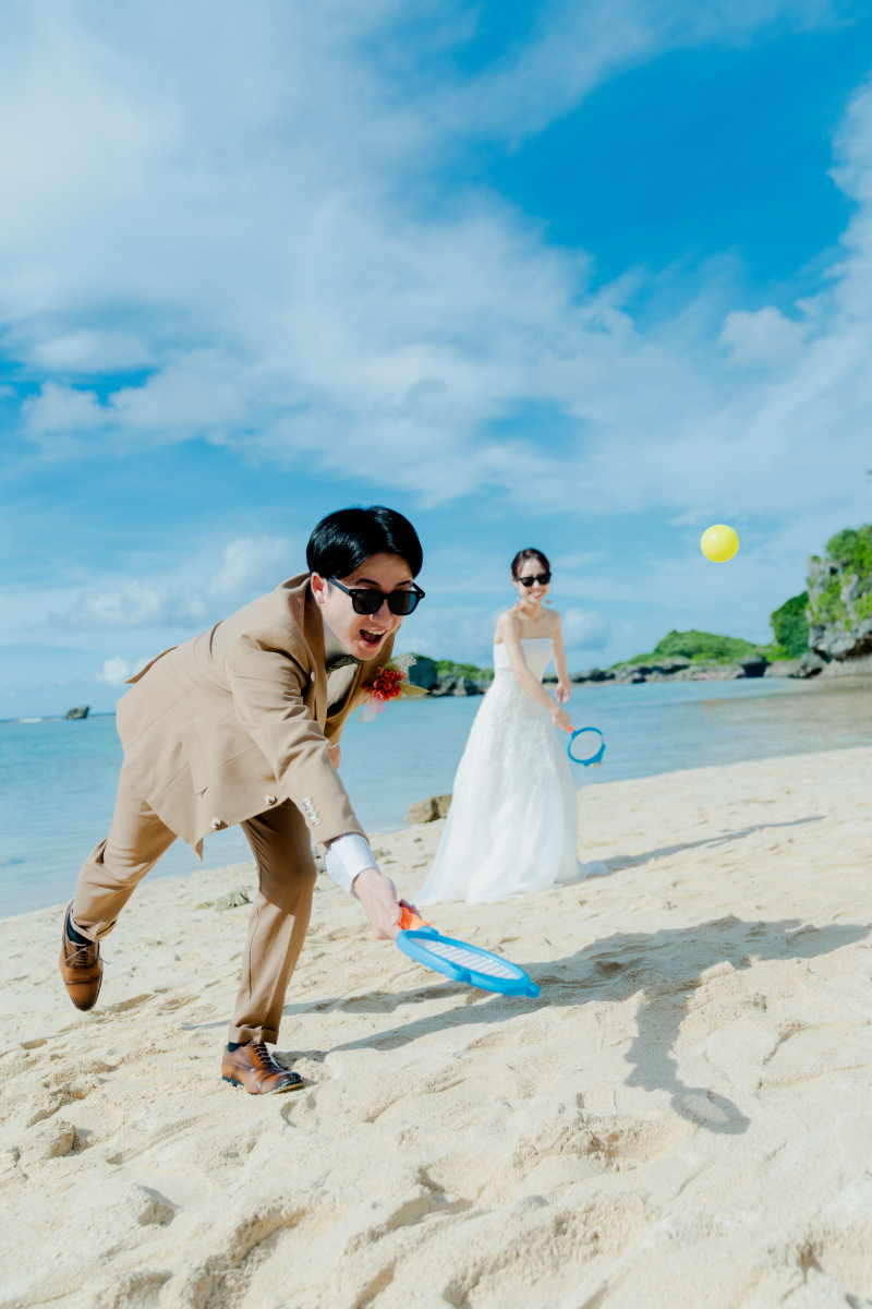 ビーチでボール遊び♪自然体の笑顔も見逃しません！