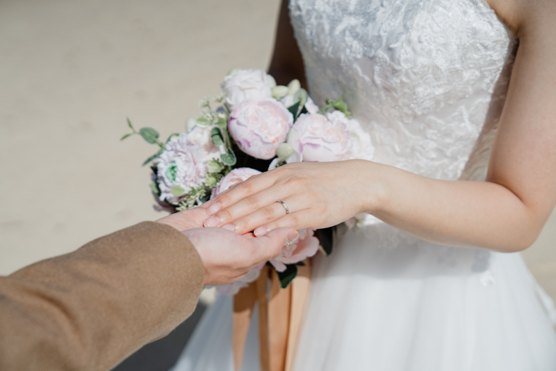 重ねた手元に宿る静かな愛の誓いが確かめられる