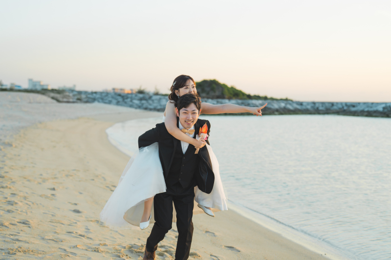 新婦様をおんぶして広いビーチを走り出すのも◎