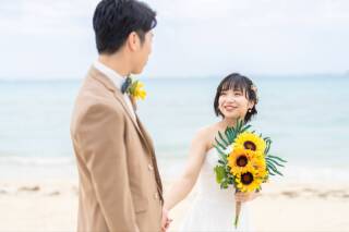 向日葵が似合う明るいおふたりと