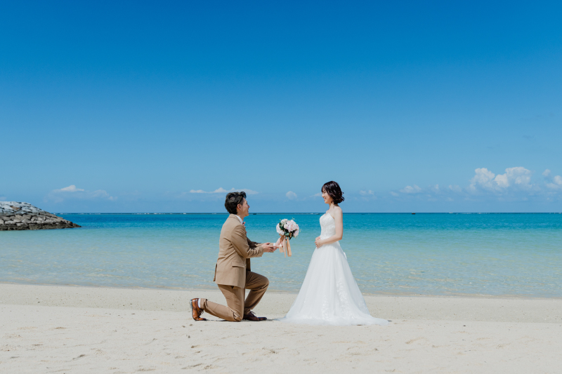 新郎がブーケを差し出すロマンチックな場面