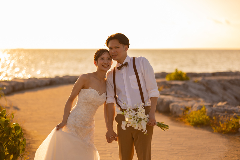 オレンジ色の海を背に残す、ふたりのラストスマイル
