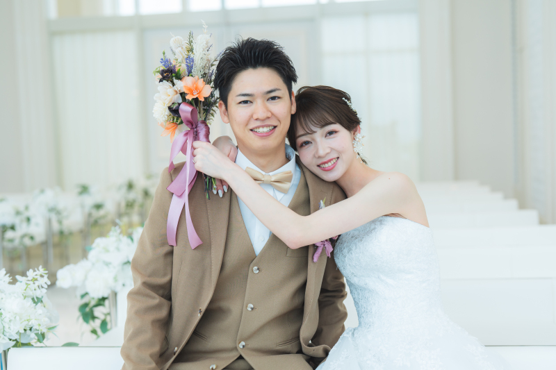 #2 ご新郎様の肩に手を回して寄り添いショット！