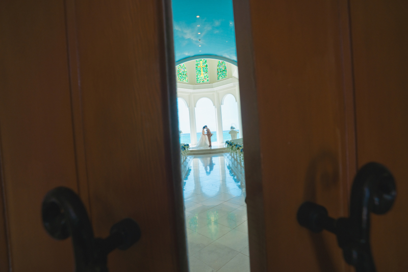 バージンロードの先にある祭壇で特別なひとときを