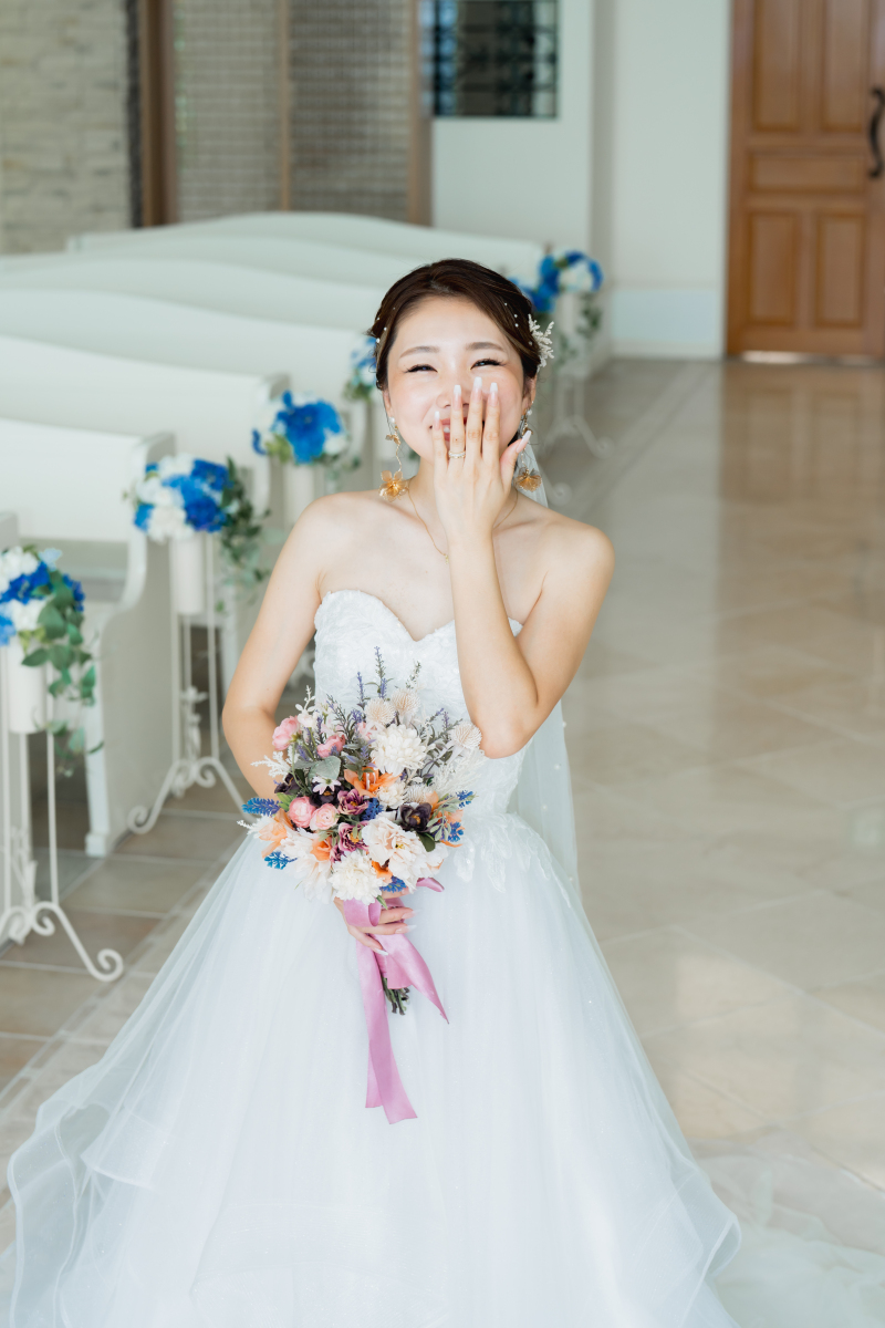 天使のような笑顔で微笑むご新婦様が可愛い一枚！