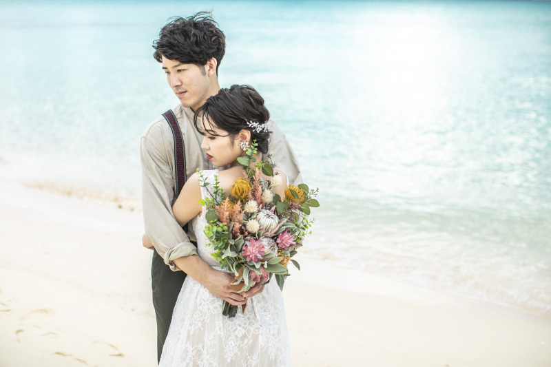 淡いパステルカラーのビーチにしっとりなお二人