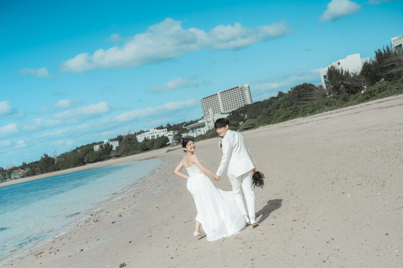 走りたくなるほど広く長いビーチで走り出す2人♪