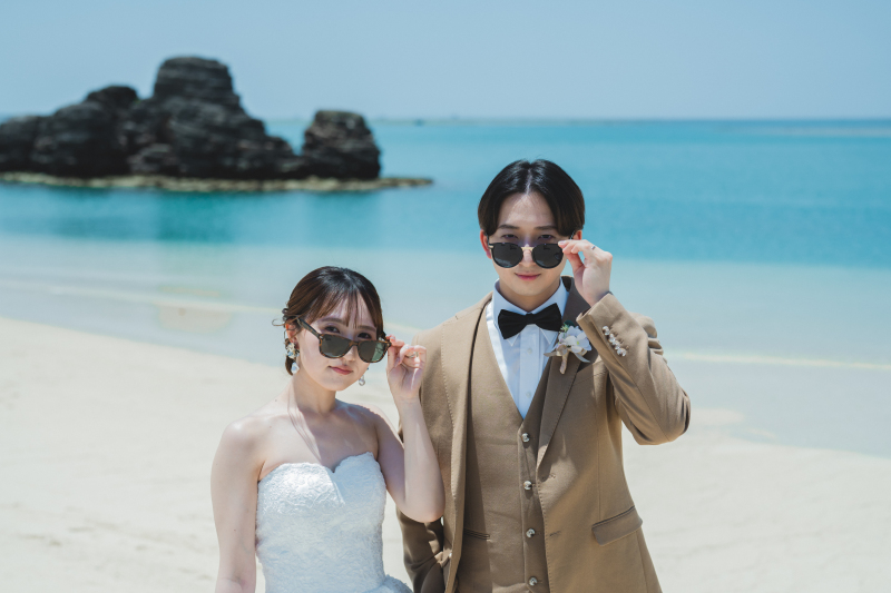 海といえば…サングラスをかけてクールな雰囲気で！