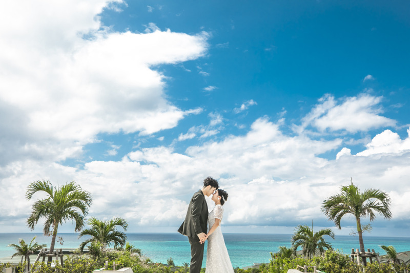 ヤシの木とブルーの海とスカイブルーの空で