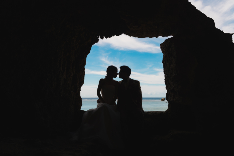 岩窓から見える景色とおふたりの影が素敵な一枚