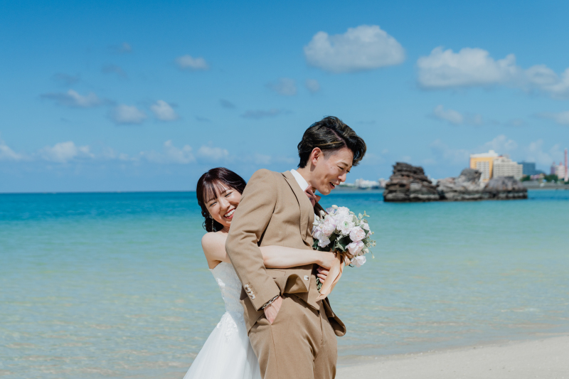 後ろから寄り添う新婦の笑顔が弾ける仲良しショット